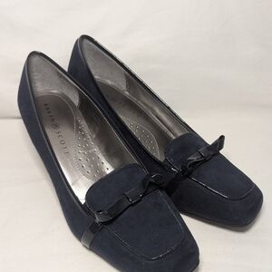 Karen Scott Perrie Womens Slip On Heel Size 7.5 M Navy Faux Suede Bow Accent